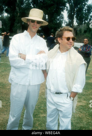 Pacific Palisades, California, USA 29 octobre 1994 Musiciens Stewart Copeland et Andy Summers assister à l 'aide de Cricket Pro/94 match des célébrités au profit de l'enfant mardi et la Mission du Soleil le 29 octobre 1994 à l'aéroport Will Rogers State Historic Park à Pacific Palisades, California, USA. Photo de Barry King/Alamy Stock Photo Banque D'Images