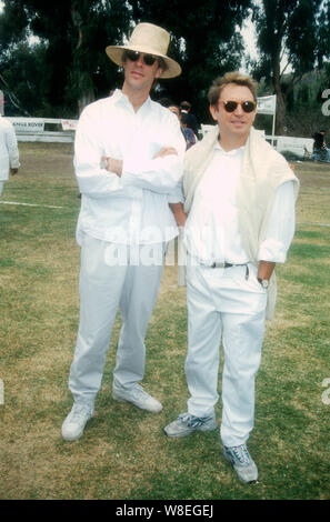 Pacific Palisades, California, USA 29 octobre 1994 Musiciens Stewart Copeland et Andy Summers assister à l 'aide de Cricket Pro/94 match des célébrités au profit de l'enfant mardi et la Mission du Soleil le 29 octobre 1994 à l'aéroport Will Rogers State Historic Park à Pacific Palisades, California, USA. Photo de Barry King/Alamy Stock Photo Banque D'Images