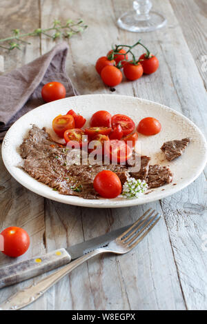 Mince tranche de steak grillé machette ou jupe Steak close up Banque D'Images