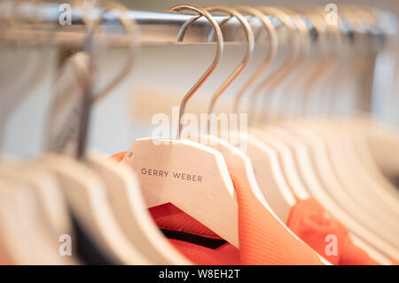 Halle, Allemagne. 09Th Aug 2019. L'habillement de la société allemande de mode Gerry Weber est suspendu sur des cintres sur un porte manteau. Credit : Friso Gentsch/dpa/Alamy Live News Banque D'Images