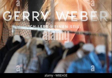 Halle, Allemagne. 09Th Aug 2019. L'habillement de la société allemande de mode Gerry Weber est suspendu sur des cintres sur un porte manteau. Credit : Friso Gentsch/dpa/Alamy Live News Banque D'Images