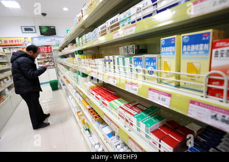 --FILE--un chinois local résident achète des médicaments à une pharmacie dans la ville de Xuchang, province du Henan en Chine centrale, 1 mars 2015. La Chine va supprimer : Banque D'Images