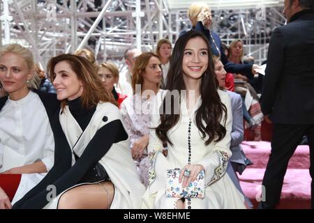 Hong Kong modèle et actrice Angelababy, droite, sourit à la Christian Dior fashion show durant la Haute Couture Paris Fashion Week Spring/Summer 201 Banque D'Images