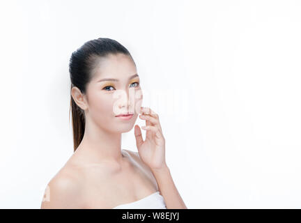 Beautyful Young Asian woman composent sur fond blanc,copy space Banque D'Images