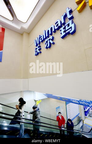 ---Fichier-clients chinois faire du shopping dans un supermarché de Walmart à Shanghai, Chine, 16 janvier 2015. Wal-Mart Stores Inc. est l'attribution d'un ancien combattant e Banque D'Images