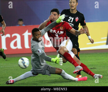 Elkeson de Oliveira Cardoso, centre de la Chine, Guangzhou Evergrande pousses à marquer un but contre l'eau au cours de leur deuxième Al Ahli match final de t Banque D'Images