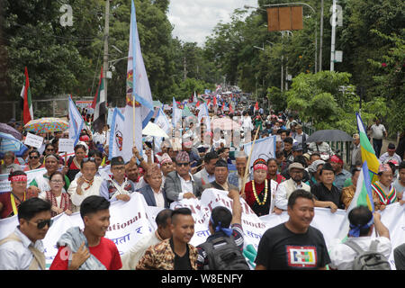 Les peuples autochtones népalais tenir bannières et drapeaux au cours de la marche.Des centaines d'autochtones de partout au pays se sont réunis pour célébrer la Journée Mondiale des Personnes à Katmandou avec divers rassemblements et manifestations. Banque D'Images