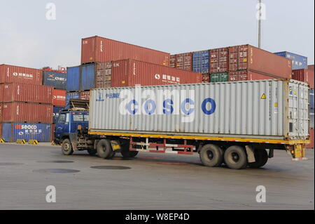 --FILE--un camion transporte un récipient de COSCO sur un quai du port de Shanghai dans Shanghai, Chine de l'est la province du Shandong, du 8 mars 2015. Comme Chi Banque D'Images