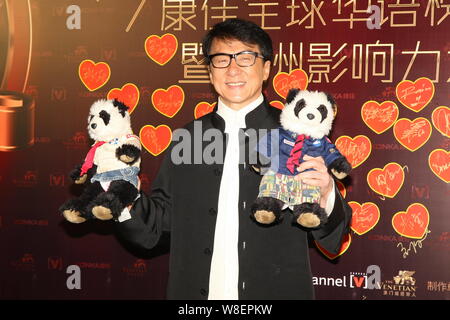 --FILE--Hong Kong star action Jackie Chan pose sur le tapis rouge pour la 19e cérémonie de remise des prix de la musique de la Chine à Macao, Chine, 16 avril 2015. Acteur, co Banque D'Images