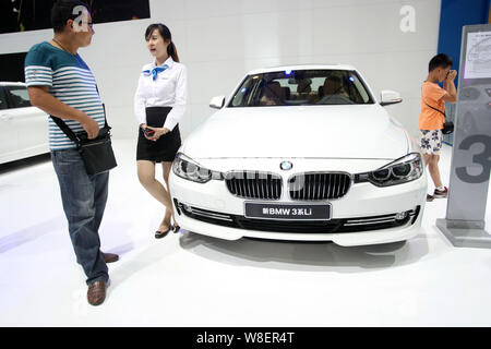 --FILE--un visiteur regarde une BMW Série 3 Li au cours de l'Exposition Internationale Automobile 2014 Pudong à Shanghai, Chine, 18 août 2014. Dans un fre Banque D'Images