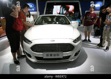 --FILE--visiteurs regardez une Mondeo de Changan Ford 2014 au cours de l'exposition de l'Automobile International de Pudong à Shanghai, Chine, 18 août 2014. Pour Banque D'Images