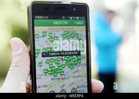 --FILE--un résident chinois utilise le Kuaidi-hailing taxi Dache app sur son smartphone sur la rue à Shanghai, Chine, le 23 janvier 2014. China's home. Banque D'Images