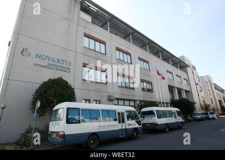 --FILE--Vue de l'immeuble de bureaux d'instituts Novartis pour la recherche biomédicale à Shanghai, Chine, 15 août 2013. Drugmaker Novartis a été h Banque D'Images