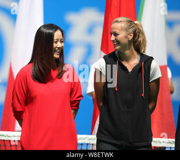 La star du tennis chinois retraités Li Na, la gauche et la République tchèque Petra Kvitova tennis star réagir à la cérémonie d'ouverture de l'Open de tennis WTA 2015 Wuhan tournamen Banque D'Images