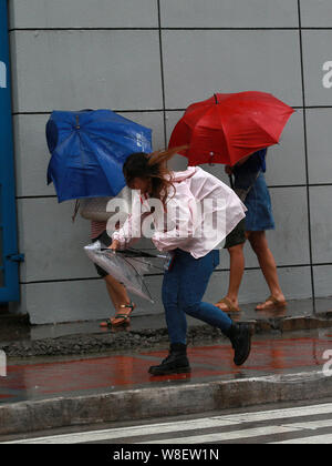 Quezon City, Philippines. 9 Août, 2019. Les gens utilisent leur parapluie pour braver les vents forts et les fortes pluies dans la ville de Quezon, Philippines, 9 août, 2019. Credit : Rouelle Umali/Xinhua/Alamy Live News Banque D'Images