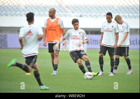 Les joueurs de l'AC Milan de prendre part à une session de formation à Shanghai, Chine, le 29 juillet 2015. Banque D'Images