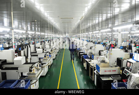 --FILE--vue de l'intérieur de l'usine de Lens Technology en ville Langli, Changsha city, province du Hunan en Chine centrale, le 12 mars 2015. Qunfei Zhou, cha Banque D'Images