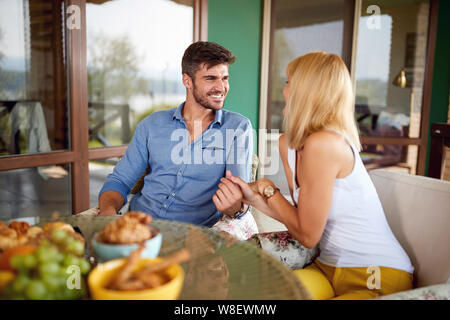 Jeune couple amoureux assis à la table Banque D'Images