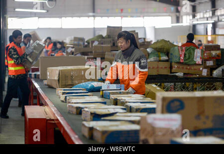 --FILE--travailleurs chinois trier les colis, dont la plupart sont des achats en ligne, à un centre de distribution de STO Express ou Shentong Express à Pékin, Banque D'Images