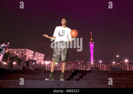 NBA superstar Kobe Bryant pose à un événement promotionnel de Nike en face de la Canton Tower dans la ville de Guangzhou, province du Guangdong en Chine du Sud, 2 août Banque D'Images