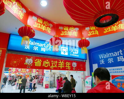 ---Fichier-clients chinois faire du shopping dans un supermarché de Walmart à Yichang city, province du Hubei en Chine centrale, 20 janvier 2015. Les magasins Wal-Mart Banque D'Images