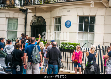 Les touristes posent devant 34 Montagu Square sur un Beatles tour à pied. Il a d'abord une maison à Ringo Starr et plus tard John Lennon. Banque D'Images