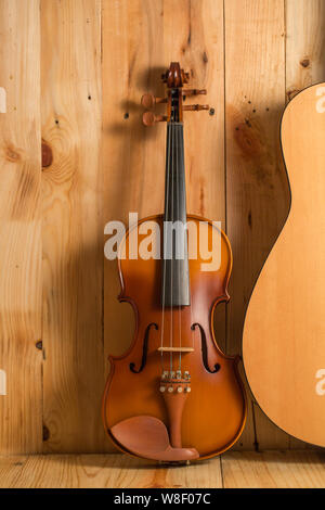 Violon et guitare sur bois. background,still life Banque D'Images