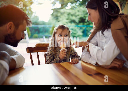 Happy Family eating icecream après l'école et le travail Banque D'Images