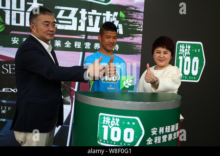 Le premier ultra-marathon international champion Chen Penbin, centre, pose au cours de la cérémonie pour lancer le défi de courir 100 marathons en Banque D'Images