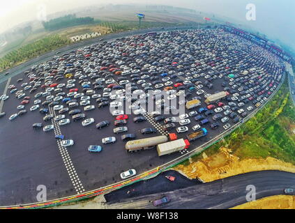 Vue aérienne de masses de voitures voyage de retour à Beijing dans un embouteillage sur l'autoroute Beijing-Hong Kong-Macao durant la semaine de la Journée Nationale Banque D'Images