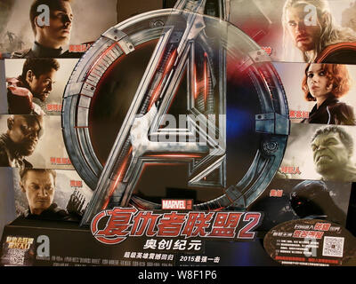 Vue d'une affiche du film 'Avengers : Uncanny X-Men" dans un cinéma à Yichang city, le centre de la Chine, la province du Hubei, 12 mai 2015. 'Avengers : moins de Banque D'Images