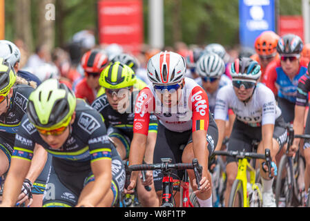 Peloton de cyclistes dans la course féminine Prudential RideLondon classique cycliste. Cycliste féminin rider. Annelies Dom de Lotto Soudal Mesdames Banque D'Images