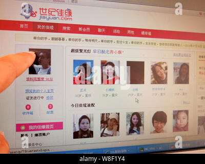 --FILE--un netizen chinois navigue sur le site de site de rencontres en ligne jiayuan.com dans le comté de Yunyang, Chongqing, Chine, le 22 juillet 2013. L'Interne de la Chine Banque D'Images