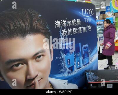 --FILE--un client chinois passe devant une publicité pour des produits de soin Tjoy dans un supermarché dans la ville de Nantong, province du Jiangsu en Chine de l'Est, 29 Banque D'Images