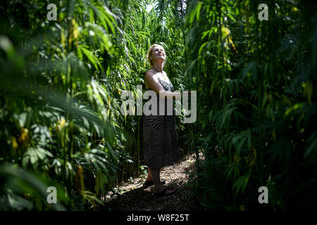 Berlin, Allemagne. 09Th Aug 2019. Fanny Müller mène à travers le labyrinthe des plantes 'BfR-Eiland'. Le thème de cette année, le labyrinthe est sur des œufs et du poulet. Credit : Britta Pedersen/dpa-Zentralbild/dpa/Alamy Live News Banque D'Images