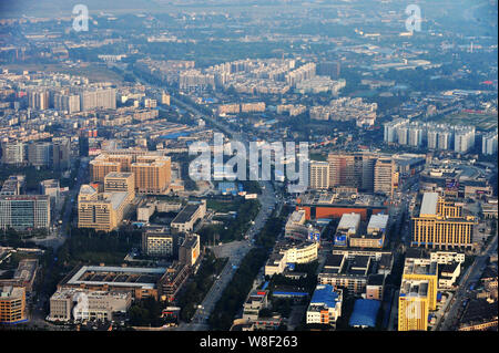 --FILE--View de grappes immeubles d'habitation dans la ville de Chengdu, dans le sud-ouest de la province chinoise du Sichuan, le 21 octobre 2014. La Chine a besoin de 10 nouveaux Banque D'Images