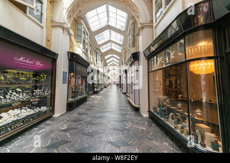 Burlington Arcade Arcade commerçante couverte à Londres, au Royaume-Uni, près de Piccadilly et Burlington Gardens. Michael Rose, véritable code de la grâce, de boutiques. Vitrine Banque D'Images