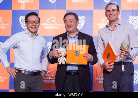 Joseph Tsai, gauche, co-fondateur et Vice-Président du Groupe d''Alibaba, et Pac-12 Commissaire Larry Scott, droit, poser lors d'une conférence de presse à Banque D'Images