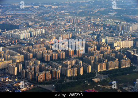 --FILE--View de grappes immeubles d'habitation dans la ville de Chengdu, dans le sud-ouest de la province chinoise du Sichuan, le 21 octobre 2014. La Chine a besoin de 10 nouveaux Banque D'Images