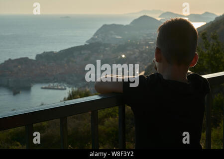 Garçon à la vue de Dubrovnik . La Croatie Banque D'Images