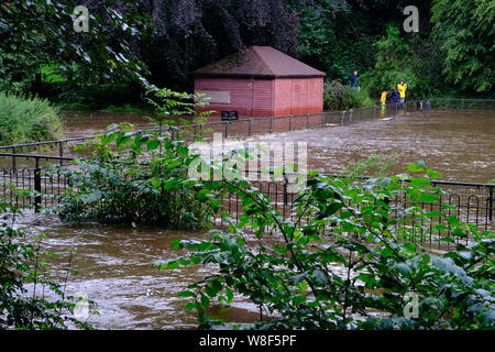 La rivière Wye à Buxton gonflé avec l'eau de l'inondation après de fortes pluies estivales Banque D'Images