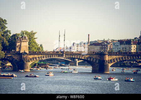 Pont Pont de granit de la Légion est sur la Vltava à Prague. Banque D'Images