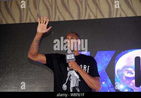 NBA superstar Kobe Bryant vagues à un événement promotionnel pour les 'Héros' NBA jeu mobile à Shanghai, Chine, le 4 août 2015. Banque D'Images