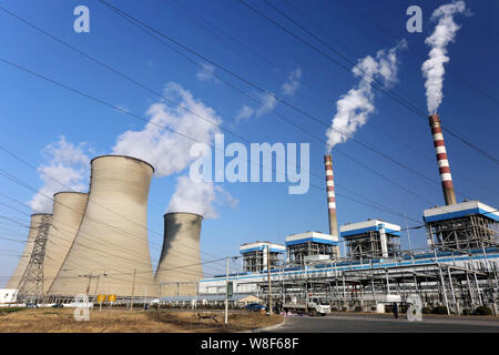 --FILE, la fumée et la vapeur sont rejetés par les cheminées et les tours de refroidissement à une centrale électrique au charbon à Xuzhou, Jiangsu province de Chine orientale, 8 F Banque D'Images