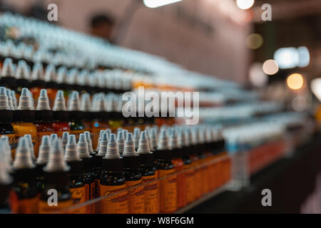 Couleur tatouage tatouage bouteilles sur une expo. Banque D'Images
