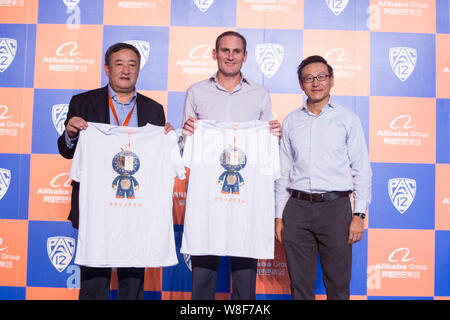 Joseph Tsai, droite, co-fondateur et Vice-Président du Groupe d''Alibaba, et Pac-12 Commissaire Larry Scott, centre, poser lors d'une conférence de presse t Banque D'Images