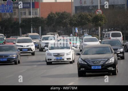 --FILE--automobile sur une route dans la ville de Luoyang, province du Henan en Chine centrale, 8 janvier 2015. La Chine a ajouté le chiffre record de 17 millions de nouvelles voitures sur la route Banque D'Images