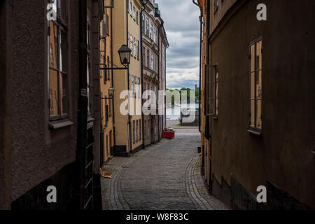 Une sombre ruelle Stockholm mène à une route principale et le Canal Royal. Banque D'Images