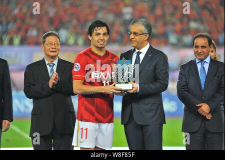 Ricardo Goulart de Guangzhou Evergrande la Chine, deuxième à gauche, pose avec son trophée pour l'AFC Champions League 2015 au joueur le plus utile après Guang Banque D'Images