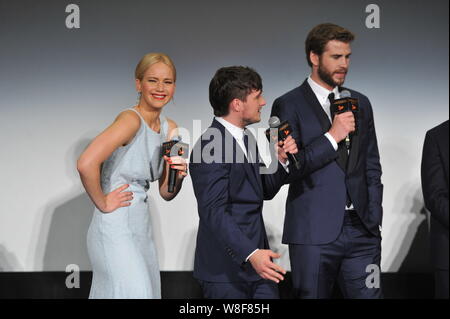 (De gauche) actrice américaine Jennifer Lawrence, l'acteur Josh Hutcherson et l'acteur australien Liam Hemsworth assister à une première mondiale de leur film 'La Faim Banque D'Images